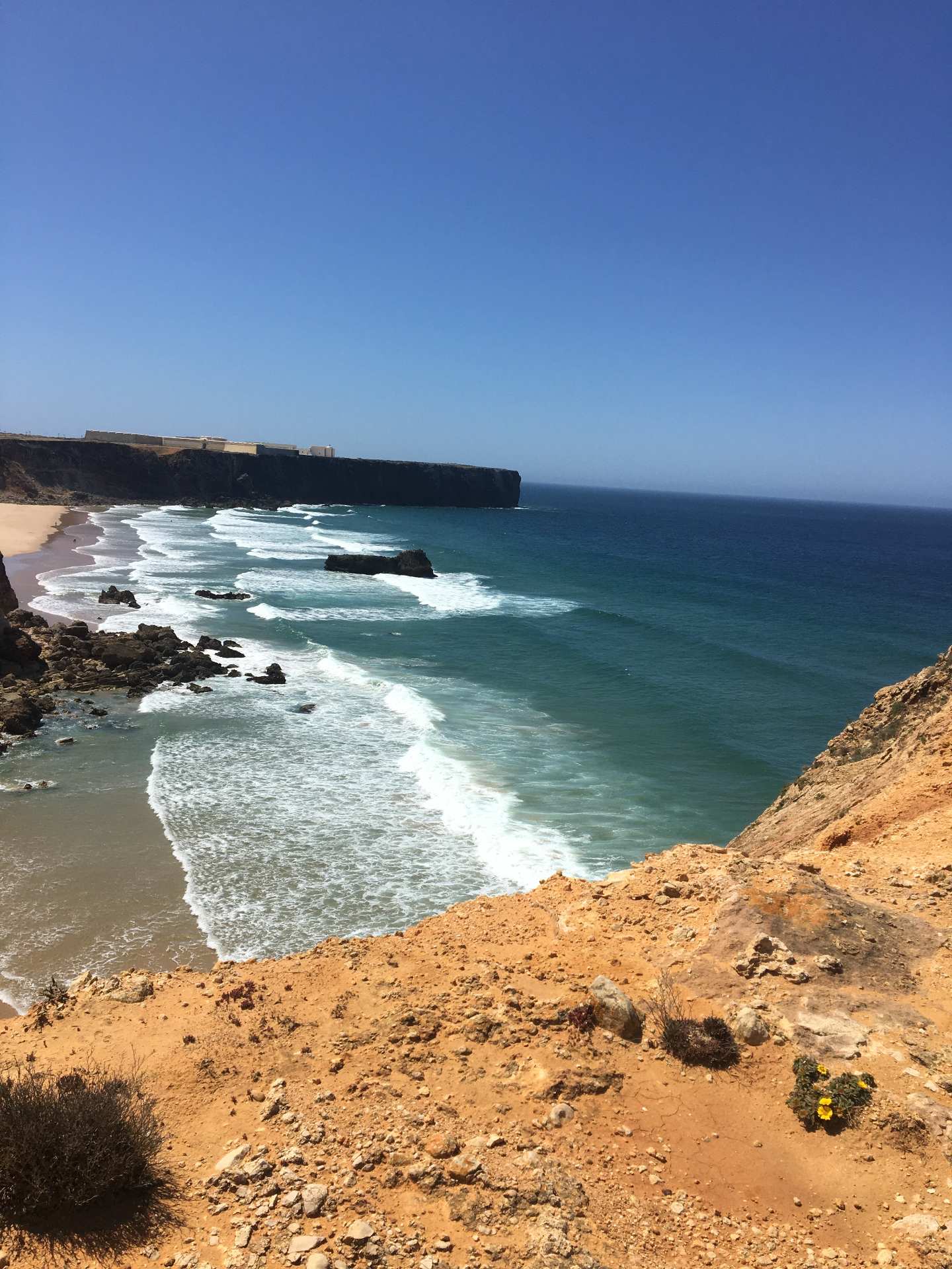 Steilküste und Strand bei Sagres an der Algarve