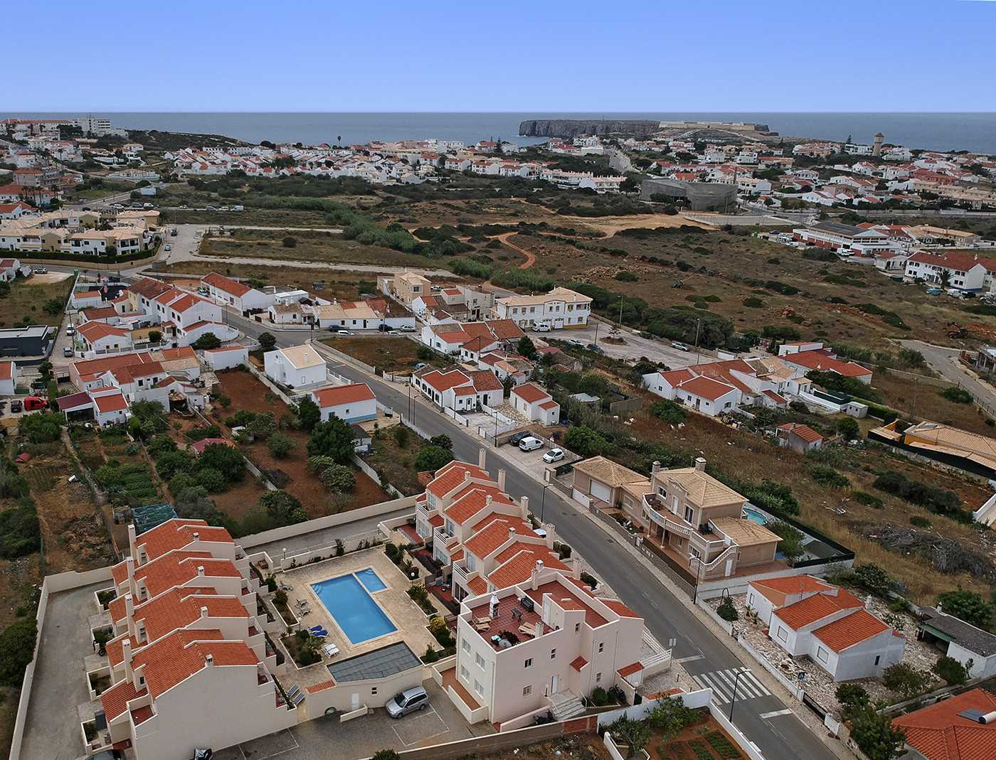 Luftaufnahme der Wohnanlage Casa Cactus in Sagres mit Pool und Gemeinschaftsanlage